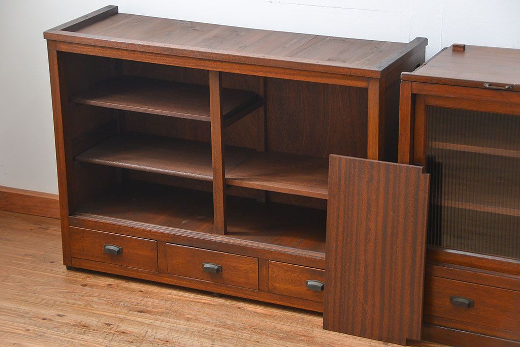 アンティーク家具　アンティーク モールガラス入りの大振りな二段重ね食器棚(収納棚、カップボード)