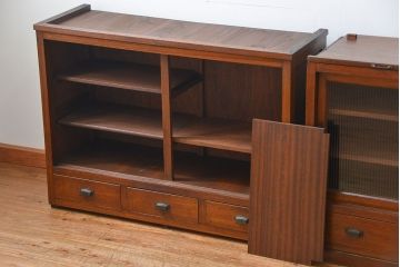 アンティーク家具　アンティーク モールガラス入りの大振りな二段重ね食器棚(収納棚、カップボード)