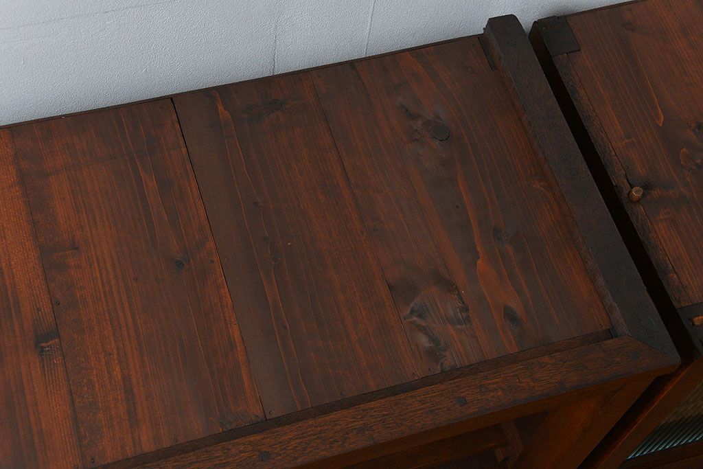 アンティーク家具　アンティーク モールガラス入りの大振りな二段重ね食器棚(収納棚、カップボード)