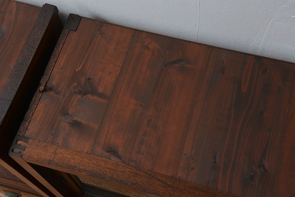 アンティーク家具　アンティーク モールガラス入りの大振りな二段重ね食器棚(収納棚、カップボード)