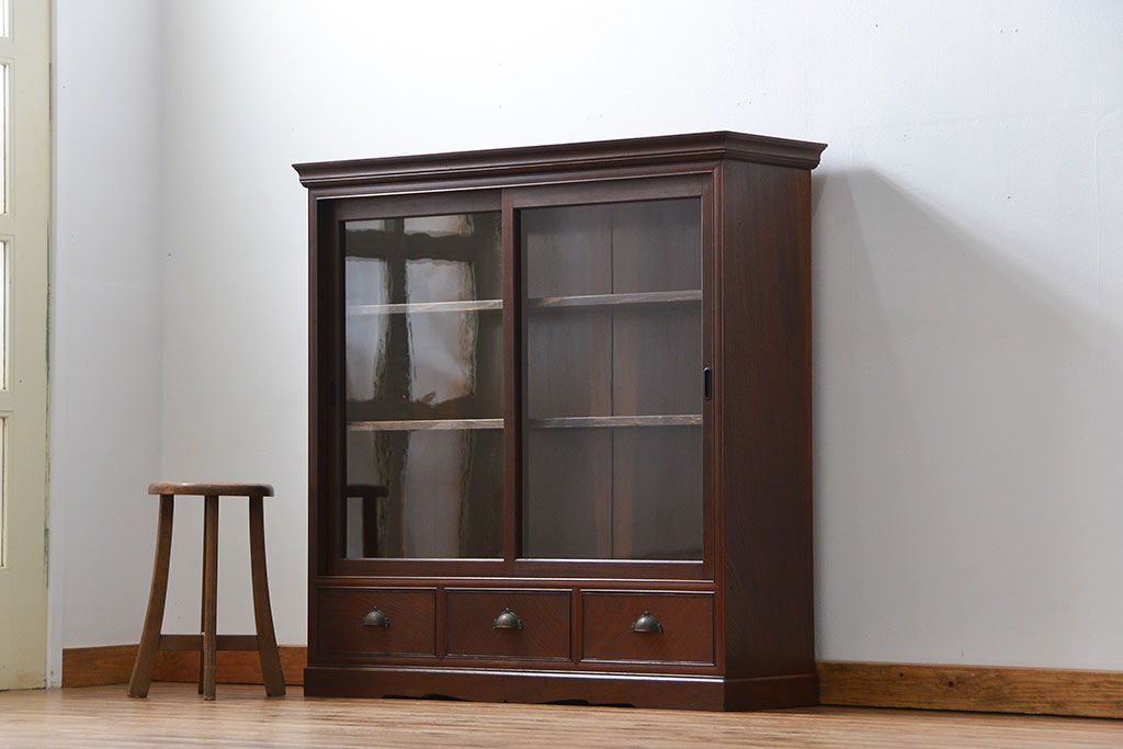 アンティーク家具　アンティーク 特別注文造り 三方欅材の大振りな収納棚(戸棚、ガラスケース)