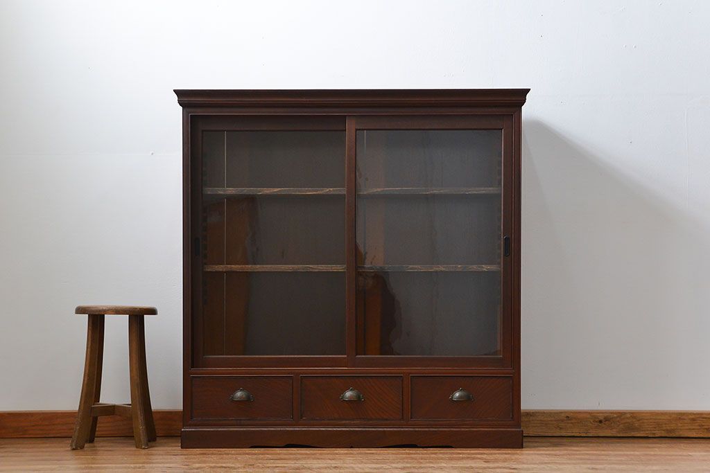 アンティーク家具　アンティーク 特別注文造り 三方欅材の大振りな収納棚(戸棚、ガラスケース)