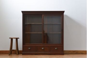 アンティーク家具　アンティーク 特別注文造り 三方欅材の大振りな収納棚(戸棚、ガラスケース)