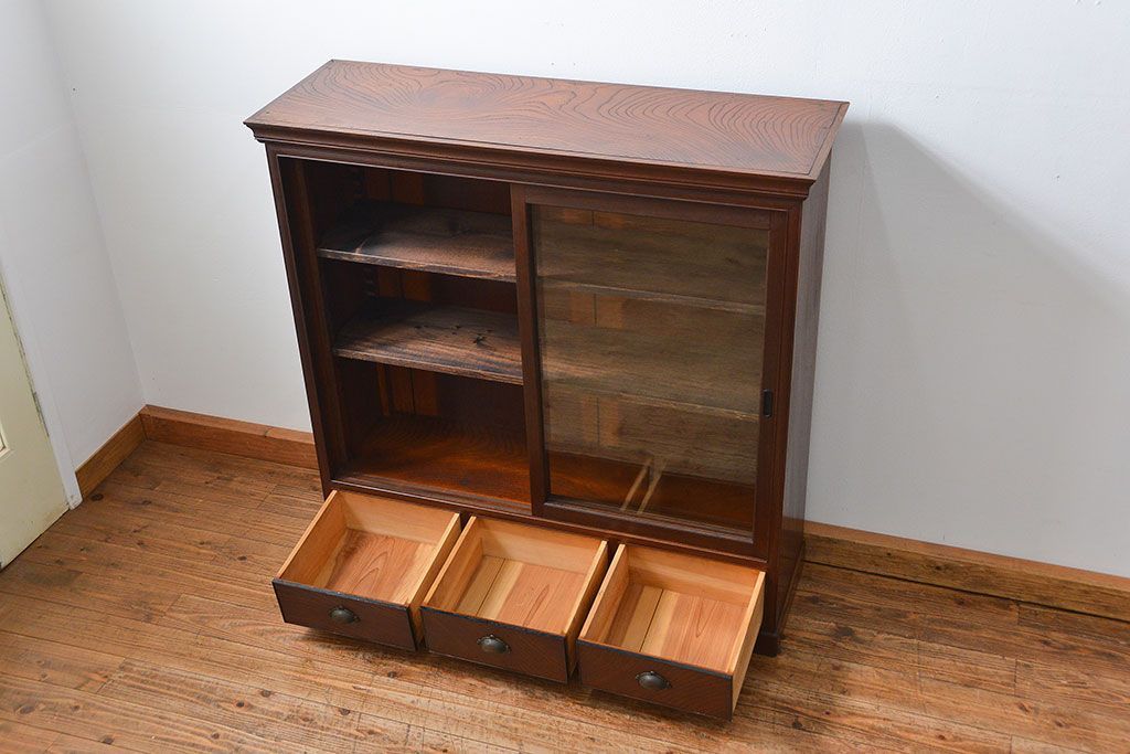 アンティーク家具　アンティーク 特別注文造り 三方欅材の大振りな収納棚(戸棚、ガラスケース)