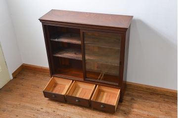 アンティーク家具　アンティーク 特別注文造り 三方欅材の大振りな収納棚(戸棚、ガラスケース)