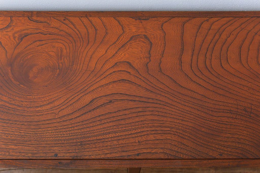 アンティーク家具　アンティーク 特別注文造り 三方欅材の大振りな収納棚(戸棚、ガラスケース)