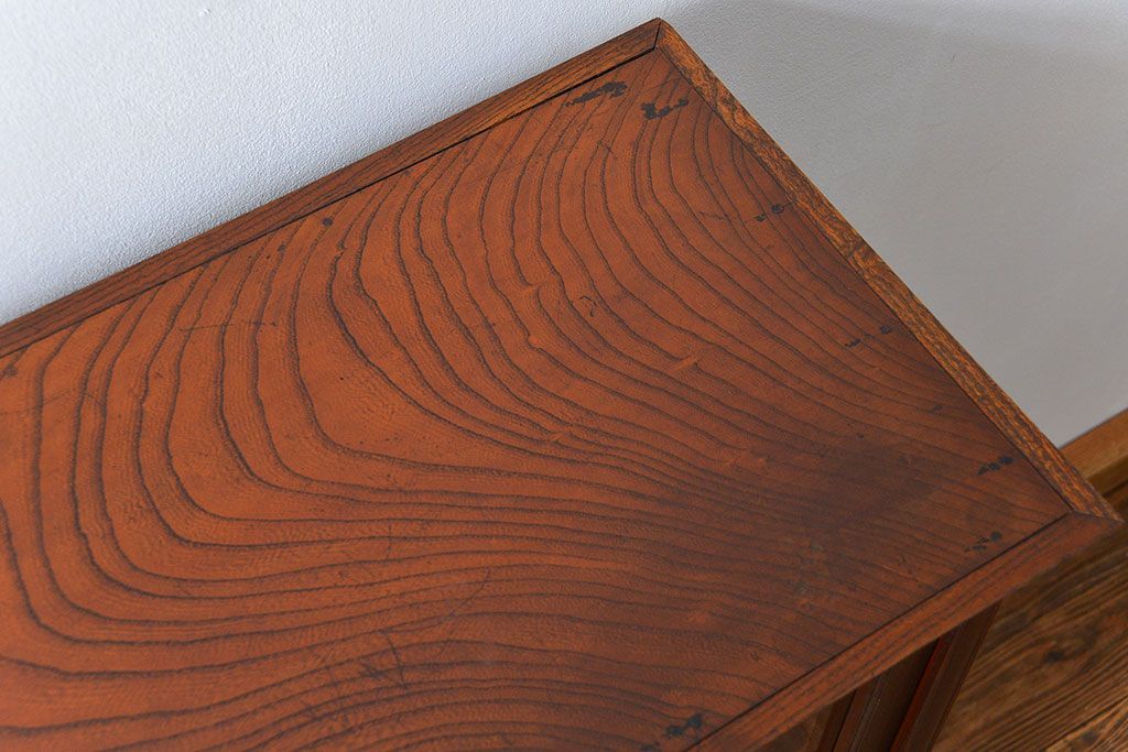 アンティーク家具　アンティーク 特別注文造り 三方欅材の大振りな収納棚(戸棚、ガラスケース)