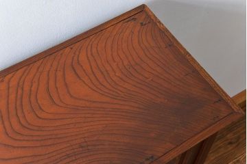 アンティーク家具　アンティーク 特別注文造り 三方欅材の大振りな収納棚(戸棚、ガラスケース)