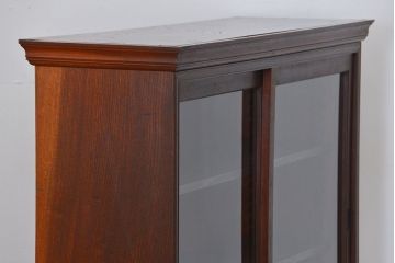 アンティーク家具　アンティーク 特別注文造り 三方欅材の大振りな収納棚(戸棚、ガラスケース)