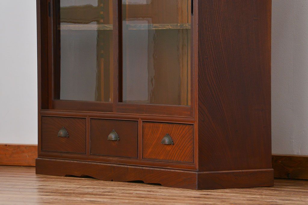 アンティーク家具　アンティーク 特別注文造り 三方欅材の大振りな収納棚(戸棚、ガラスケース)