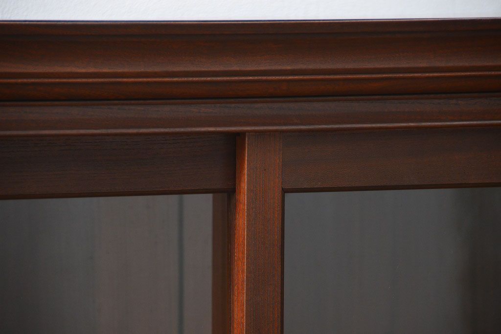 アンティーク家具　アンティーク 特別注文造り 三方欅材の大振りな収納棚(戸棚、ガラスケース)