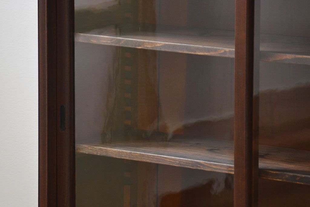 アンティーク家具　アンティーク 特別注文造り 三方欅材の大振りな収納棚(戸棚、ガラスケース)