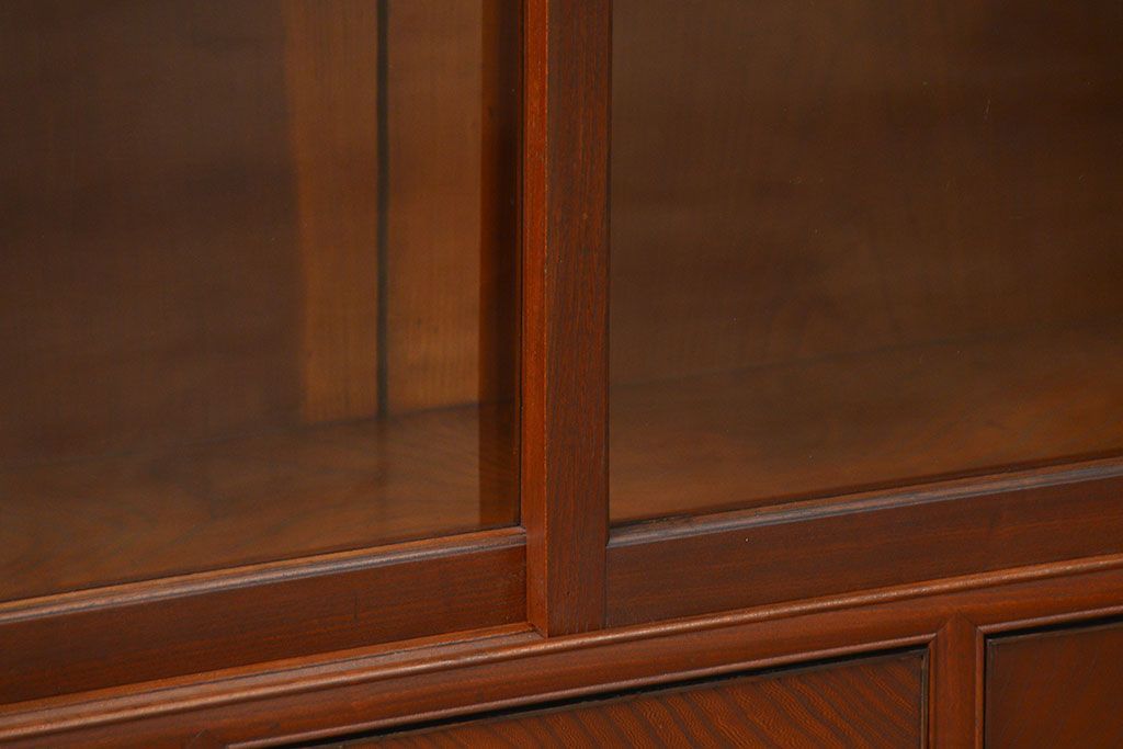 アンティーク家具　アンティーク 特別注文造り 三方欅材の大振りな収納棚(戸棚、ガラスケース)