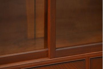 アンティーク家具　アンティーク 特別注文造り 三方欅材の大振りな収納棚(戸棚、ガラスケース)