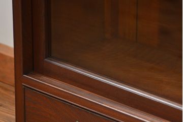 アンティーク家具　アンティーク 特別注文造り 三方欅材の大振りな収納棚(戸棚、ガラスケース)