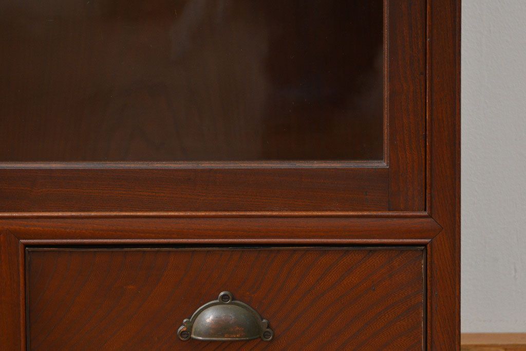 アンティーク家具　アンティーク 特別注文造り 三方欅材の大振りな収納棚(戸棚、ガラスケース)