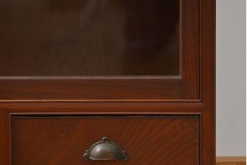 アンティーク家具　アンティーク 特別注文造り 三方欅材の大振りな収納棚(戸棚、ガラスケース)
