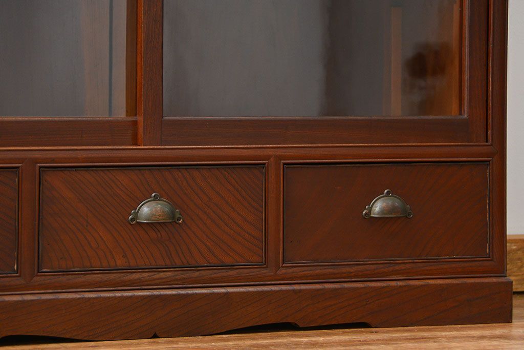 アンティーク家具　アンティーク 特別注文造り 三方欅材の大振りな収納棚(戸棚、ガラスケース)