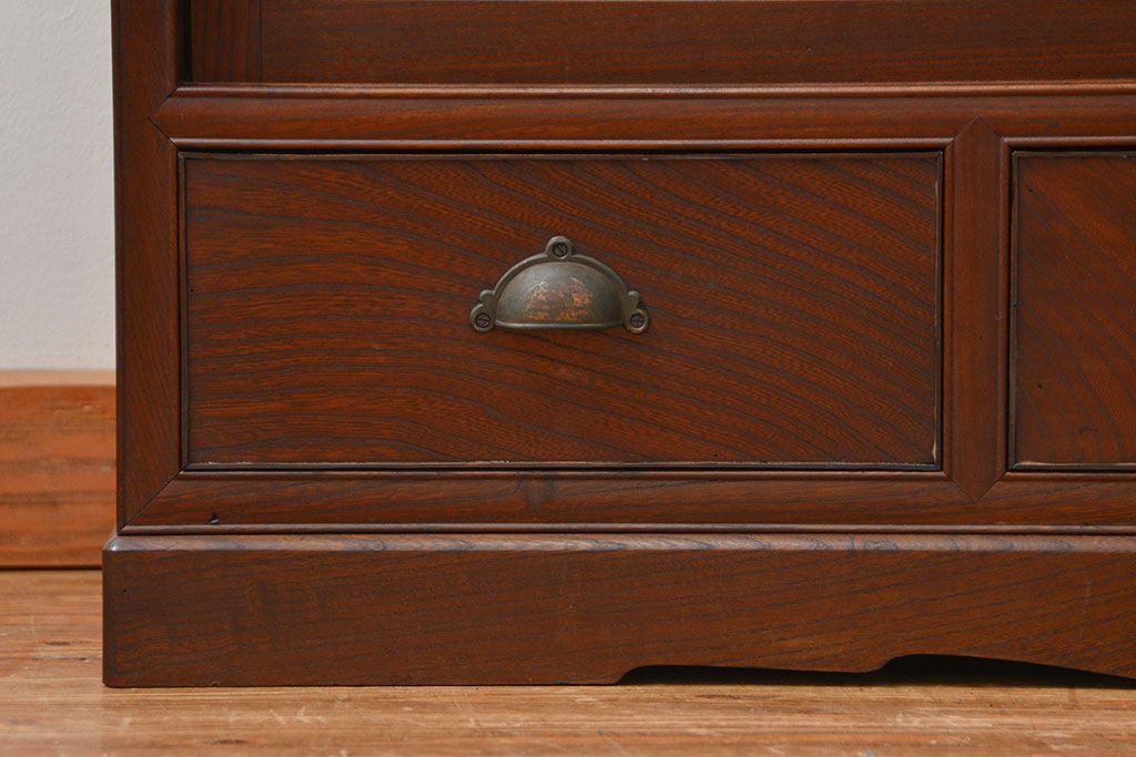 アンティーク家具　アンティーク 特別注文造り 三方欅材の大振りな収納棚(戸棚、ガラスケース)