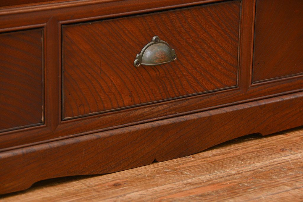 アンティーク家具　アンティーク 特別注文造り 三方欅材の大振りな収納棚(戸棚、ガラスケース)