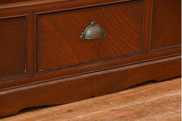 アンティーク家具　アンティーク 特別注文造り 三方欅材の大振りな収納棚(戸棚、ガラスケース)