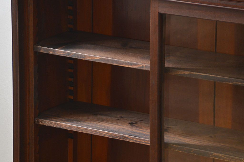 アンティーク家具　アンティーク 特別注文造り 三方欅材の大振りな収納棚(戸棚、ガラスケース)