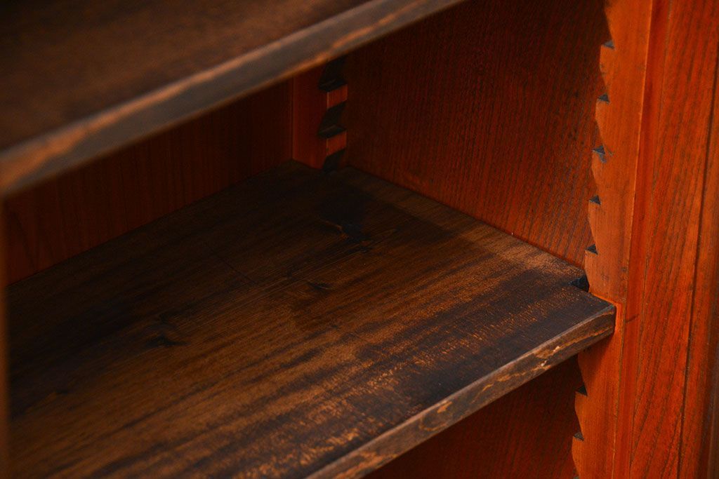 アンティーク家具　アンティーク 特別注文造り 三方欅材の大振りな収納棚(戸棚、ガラスケース)