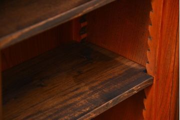 アンティーク家具　アンティーク 特別注文造り 三方欅材の大振りな収納棚(戸棚、ガラスケース)