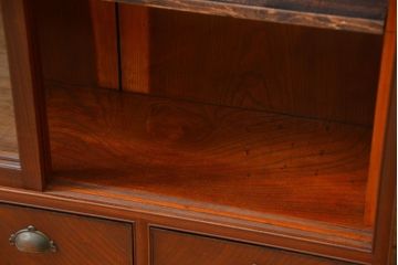 アンティーク家具　アンティーク 特別注文造り 三方欅材の大振りな収納棚(戸棚、ガラスケース)