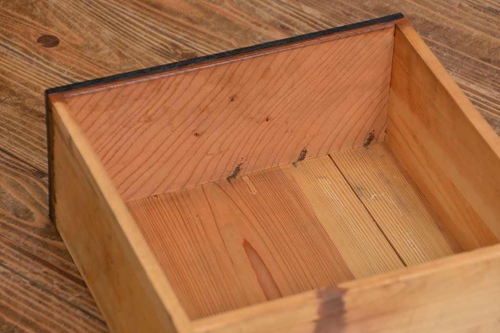 アンティーク家具　アンティーク 特別注文造り 三方欅材の大振りな収納棚(戸棚、ガラスケース)