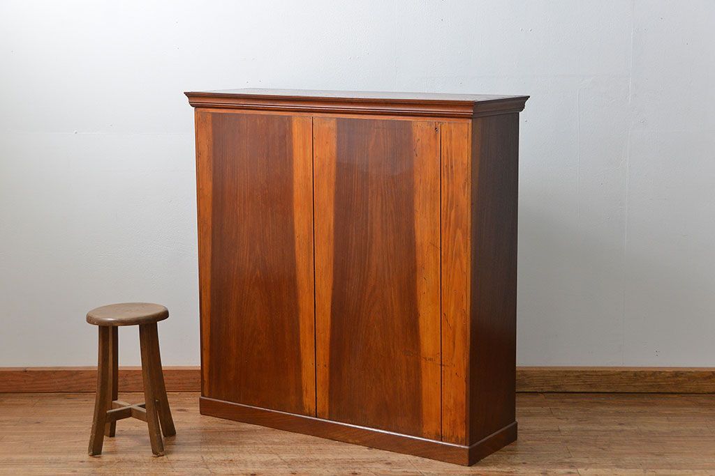 アンティーク家具　アンティーク 特別注文造り 三方欅材の大振りな収納棚(戸棚、ガラスケース)