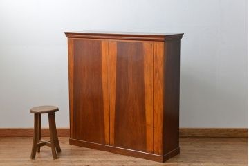 アンティーク家具　アンティーク 特別注文造り 三方欅材の大振りな収納棚(戸棚、ガラスケース)