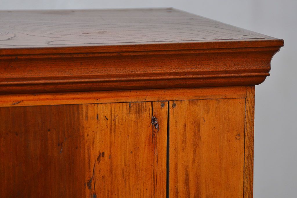 アンティーク家具　アンティーク 特別注文造り 三方欅材の大振りな収納棚(戸棚、ガラスケース)