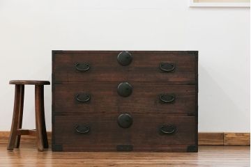 アンティーク家具　古民具・骨董 前面桐材の使い込まれた時代箪笥ローボード(ローチェスト、桐箪笥、桐たんす)