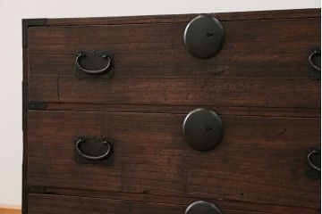 アンティーク家具　古民具・骨董 前面桐材の使い込まれた時代箪笥ローボード(ローチェスト、桐箪笥、桐たんす)