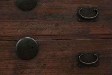 アンティーク家具　古民具・骨董 前面桐材の使い込まれた時代箪笥ローボード(ローチェスト、桐箪笥、桐たんす)