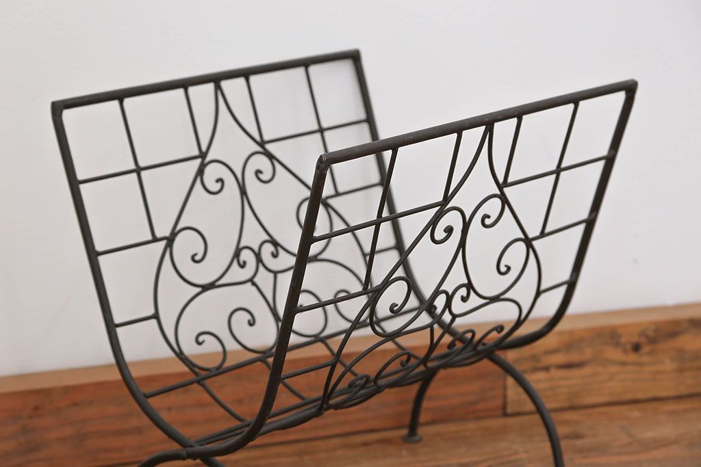 アンティーク雑貨　中古 アイアン製の薪ラック(ウッドラック、マガジンラック)