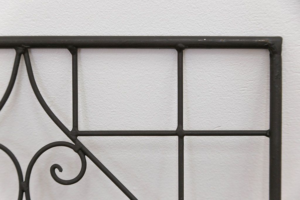 アンティーク雑貨　中古 アイアン製の薪ラック(ウッドラック、マガジンラック)