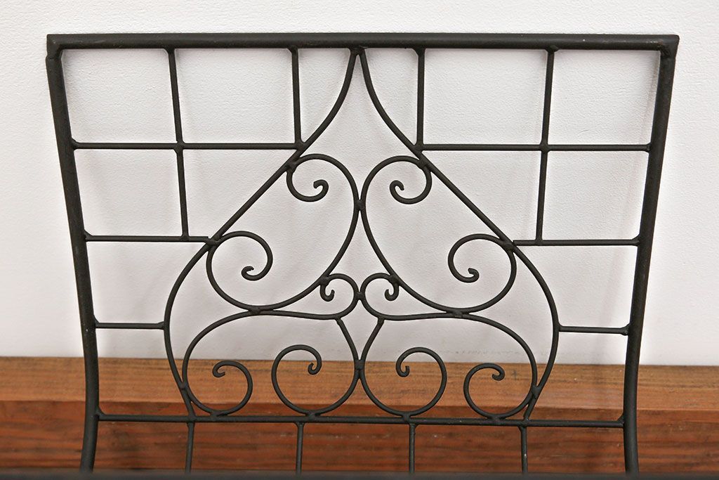 アンティーク雑貨　中古 アイアン製の薪ラック(ウッドラック、マガジンラック)