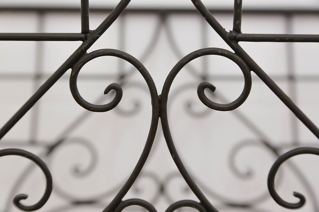 アンティーク雑貨　中古 アイアン製の薪ラック(ウッドラック、マガジンラック)