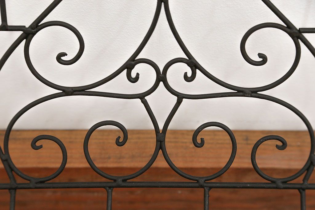 アンティーク雑貨　中古 アイアン製の薪ラック(ウッドラック、マガジンラック)