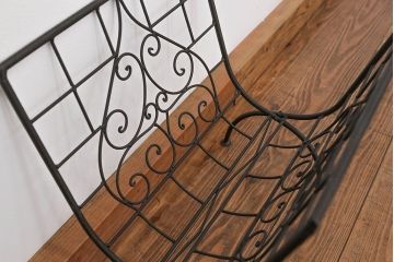 アンティーク雑貨　中古 アイアン製の薪ラック(ウッドラック、マガジンラック)