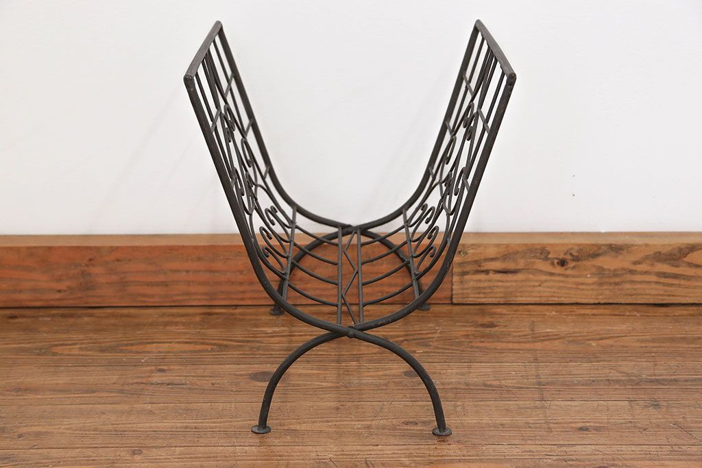 アンティーク雑貨　中古 アイアン製の薪ラック(ウッドラック、マガジンラック)