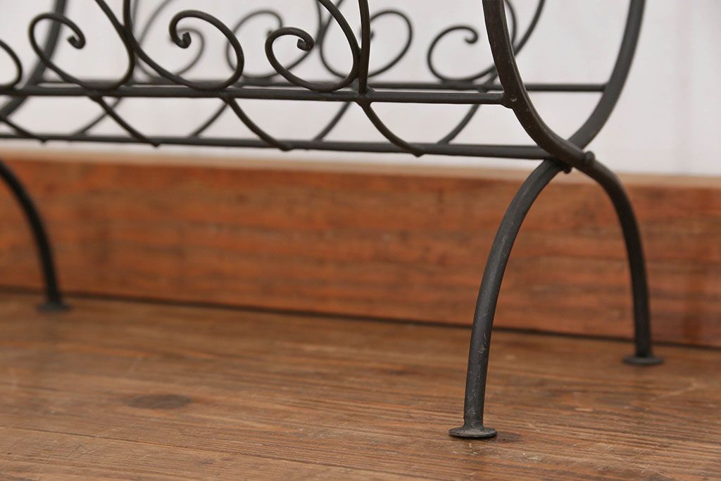 アンティーク雑貨　中古 アイアン製の薪ラック(ウッドラック、マガジンラック)