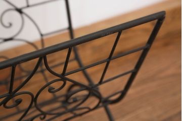 アンティーク雑貨　中古 アイアン製の薪ラック(ウッドラック、マガジンラック)