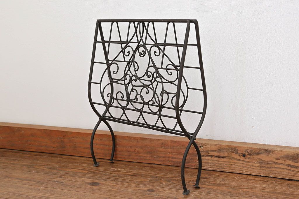 アンティーク雑貨　中古 アイアン製の薪ラック(ウッドラック、マガジンラック)