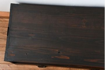 アンティーク家具　古民具・骨董 前面欅材の黒柿枠引き出し時代箪笥ローボード(ローチェスト)