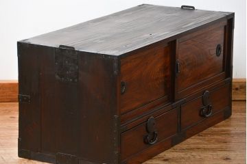 アンティーク家具　古民具・骨董 前面欅材の黒柿枠引き出し時代箪笥ローボード(ローチェスト)