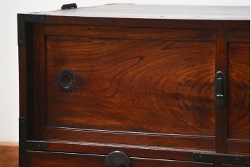 アンティーク家具　古民具・骨董 前面欅材の黒柿枠引き出し時代箪笥ローボード(ローチェスト)