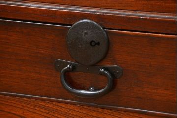 アンティーク家具　古民具・骨董 前面欅材の黒柿枠引き出し時代箪笥ローボード(ローチェスト)